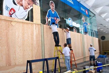 Toronto, Ontario, Kanada - 06 / 25 / 2010: Ayaklanmada camların kırılmasını önlemek için tahta tahtalar kullanıldı