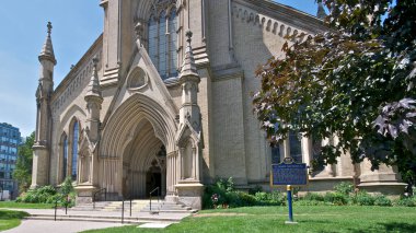 Toronto şehir merkezinde Gotik tarzı bir katedralin kilise girişi. 