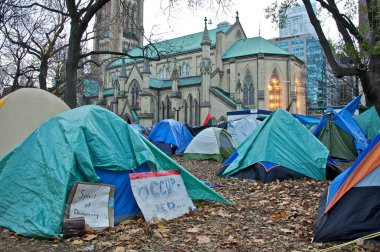 Toronto, Ontario / Kanada - 20 Kasım 2011: Toronto 'yu işgal etmek St. James Park' taki çadırlarla yapılan bir protesto ve gösteriydi.