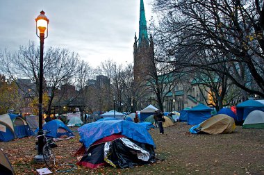 Toronto, Ontario / Kanada - 20 Kasım 2011: Toronto 'yu işgal etmek St. James Park' taki çadırlarla yapılan bir protesto ve gösteriydi.