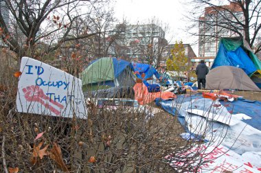 Toronto, Ontario / Kanada - 20 Kasım 2011: Toronto 'yu işgal etmek St. James Park' taki çadırlarla yapılan bir protesto ve gösteriydi.
