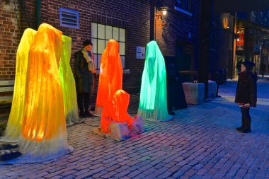Toronto, Ontario / Kanada - 04 Mart 2018: Toronto Işık Festivali 'ndeki sanat sergisine bakan çocuk
