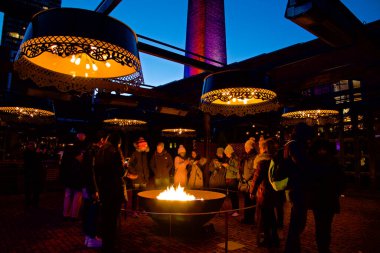 Toronto, Ontario / Kanada - 04 Mart 2018: İnsanların etrafında şenlik ateşi. Gece ateşin başında güneşlenmek. Toronto Işık Festivali 'nde açık hava aktiviteleri.