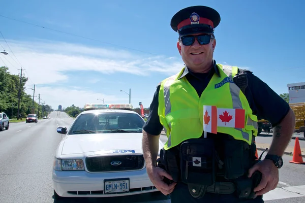 Toronto, Ontario, Kanada - 01 / 07 / 2019: Polis yolda güvenliği sağlamak için beklemede