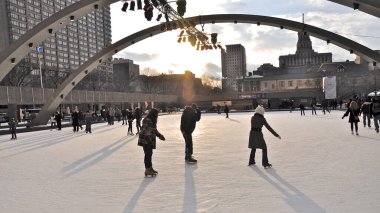 Toronto, Ontario / Kanada - Şubat 03, 201: Toronto Belediye Binasında buz pateni 