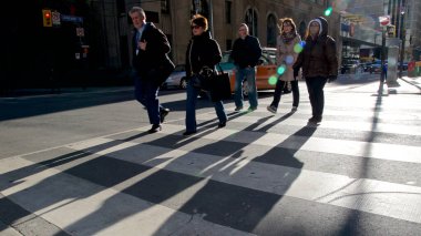 Toronto, Ontario / Kanada - 03-04-2018: Şehir merkezinde yaya geçidinde yürüyen insanların ışığı ve gölgesi