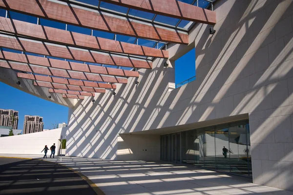 カナダ トロント 2015年5月23日現代建築の入口からの光と影 — ストック写真