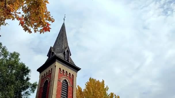 Movimiento Lento Cámara Del Exterior Una Iglesia Color Hoja Otoñal — Vídeos de Stock