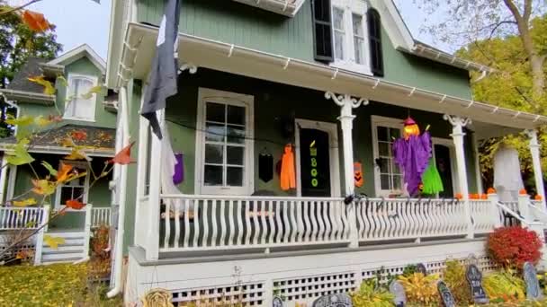 Ett Hus Med Halloween Dekoration Med Fallande Lönnlöv — Stockvideo