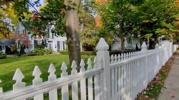 Kilátás Egy Kisváros Kanadában Fehér Kerítéssel Ősszel — Stock videók