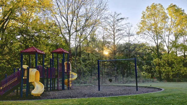 Ανατολή Ηλίου Στο Δημόσιο Πάρκο Εξοπλισμό Slide Play Στην Παιδική — Φωτογραφία Αρχείου