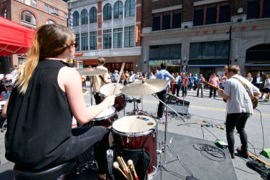 Toronto, Ontario / Kanada - 28 Ağustos 2015: Toronto 'daki bir sokak festivalinde kalabalığı eğlendirmek için müzik çalan müzisyenler