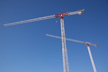 İnşaat vinç ile açık mavi gökyüzü