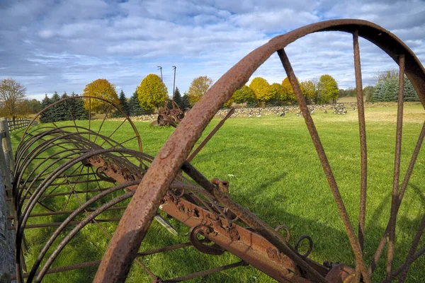 Visão Perspectiva Decrescente Uma Antiga Máquina Agrícola Campo — Fotografia de Stock