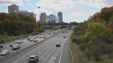Toronto 'daki çok şeritli otoyol trafiğinin yüksek açılı görüntüsü.