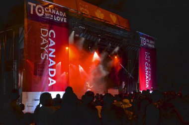 Toronto, Ontario / Kanada - 01 Temmuz 2017: İnsanlar Kanada Günü performanslarını izlemek için akşam Albert Campbell Meydanı 'nda toplandılar.