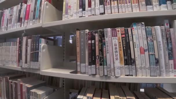 Biblioteka Publiczna Półki Książkami Podręcznikami Koncepcja Uczenia Się Edukacji — Wideo stockowe