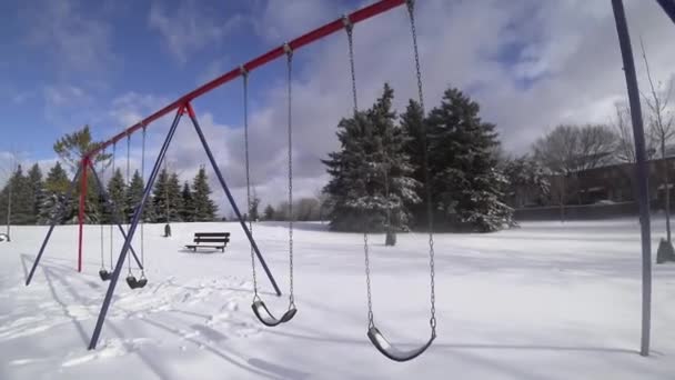 Halk Parkında Karlı Salıncaklar — Stok video