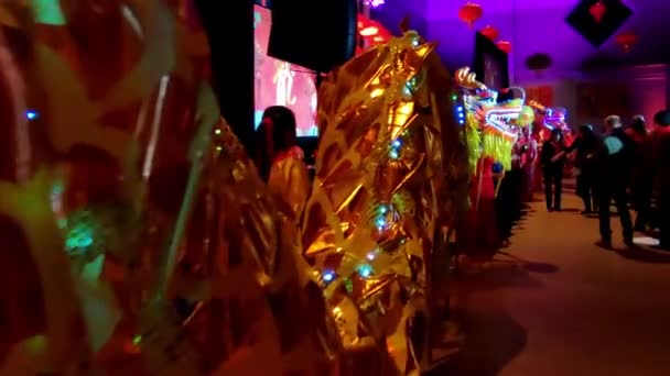 Parade Van Chinese Gouden Draak — Stockvideo