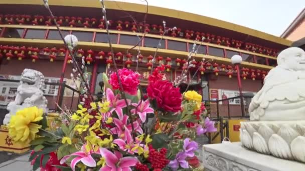 Tracking Prachtige Chinese Tempel Buitenkant Met Een Wit Happy Buddha — Stockvideo