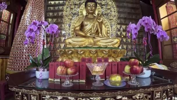 Χρυσός Βούδας Στο Ναό Κτίριο Εσωτερικό Ενός Ναού Buddies — Αρχείο Βίντεο