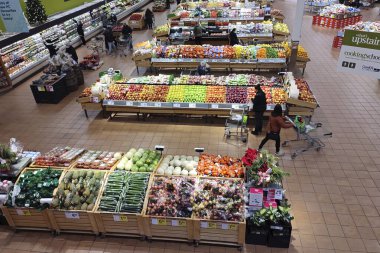Bir süpermarketin sebze ve meyve bölümlerinin yüksek açılı görüntüsü