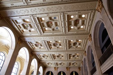 Gotik tarzda bir binada bir restoranın içini inşa etmek.