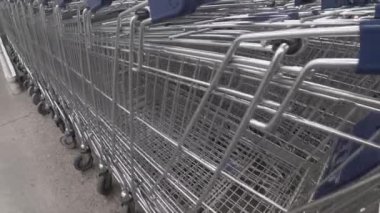 Bir süpermarketin girişinde boş alışveriş arabaları.
