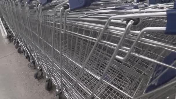 Lege Winkelwagentjes Bij Ingang Van Een Supermarkt — Stockvideo