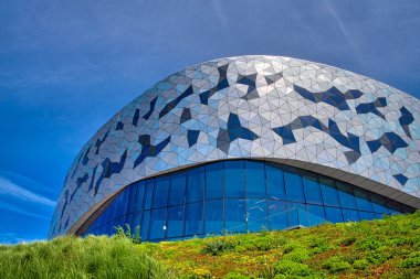 Cam pencere binasının modern tasarım mimarisinin düşük açılı görüntüsü