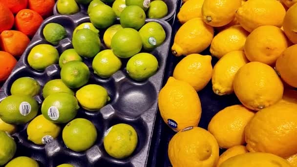 Limões Verdes Laranjas Lado Lado Loja Mercado Conceito Cor Contraste — Vídeo de Stock