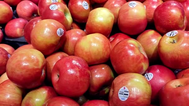 Wybór Różnych Jabłek Supermarkecie — Wideo stockowe