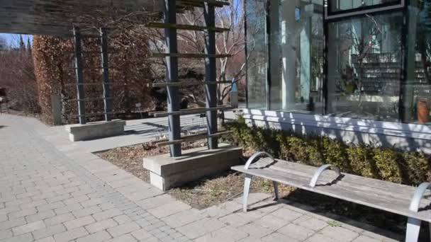公共の公園の屋外パティオパーゴラの陰の構造 — ストック動画