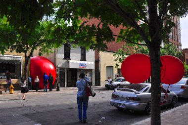 Redball gezici bir halk sanatı eseri. Dünyanın en uzun soluklu sokak sanatı olarak kabul edilir..