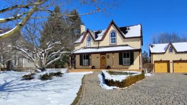 Kış fırtınasından sonra şehir merkezinde Viktorya tarzı evlerin çekimleri.