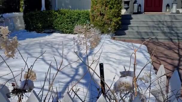 Viktorya Dönemi Tarzı Evin Önünde Güneşli Mavi Bir Gökyüzü Ile — Stok video