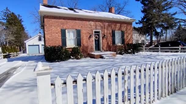 加拿大一个村庄里的一座有白色栅栏的古老房屋 — 图库视频影像