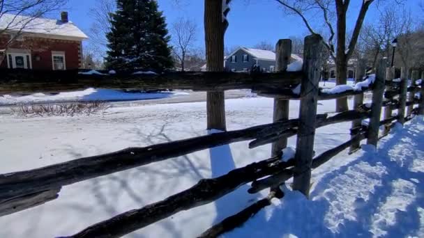 古いビクトリア様式の家 歴史的な住宅地区 カナダ コロニアル建築 レトロなヴィンテージ郊外の木製クラシックコテージ 白い雪が付いている木の塀 — ストック動画