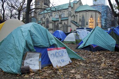 Toronto İşgali, St. James Park 'taki çadırlarla bir protesto ve gösteriydi..