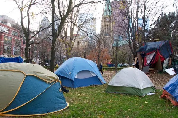 Toronto şehir merkezindeki evsizler parkına çadır şehri dönerken imza atın.