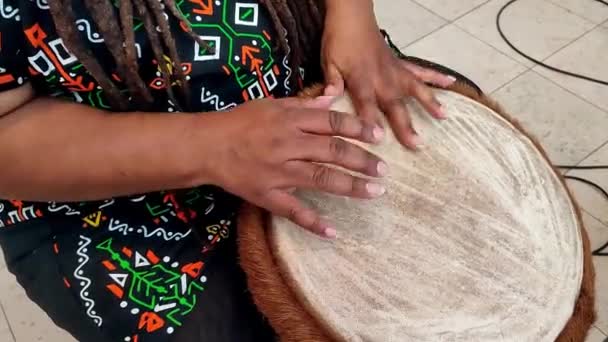 Afrikai Dobosok Etnikai Ruhában Dobolnak Közelről Fekete Művészek Ütik Dobokat — Stock videók