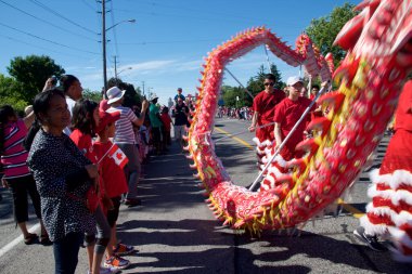 Toronto, Ontario / Kanada - 01 Temmuz 2019: Çin Ejderha Dansı ile Kanada Günü geçidi