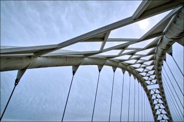 Köprü iplerinin, çubukların siluetlerinin soyut mimari arka planı