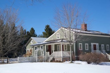 Kış mevsiminde bir Kanada köyünde Viktorya tarzı bir evin dış görünüşü