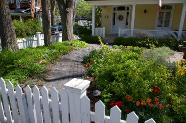 Beyaz çitli ön bahçe.