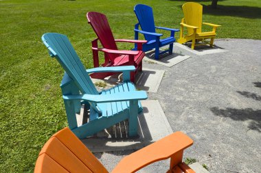 Kamu parkındaki çok renkli Adirondack sandalyelerinin bakış açısı azalıyor