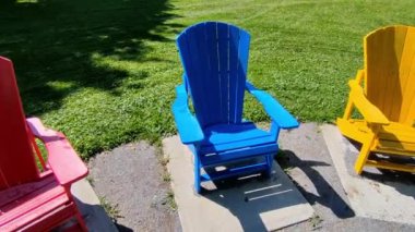 Parktaki renkli Adirondack sandalyeleri.