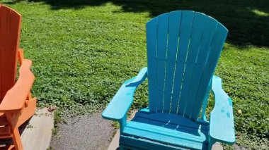 Parktaki renkli Adirondack sandalyelerinin kamera görüntüsü