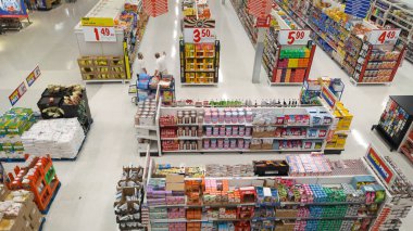 Toronto, Ontario / Kanada - 16 Temmuz 2024: Fiyat ve raflarla süpermarketin genel görünümü