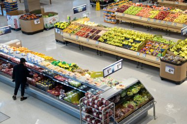 Toronto, Kanada - 08-13-2024: Meyveli süpermarketin yüksek açılı görünümü